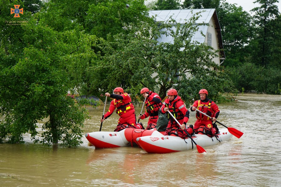 Негода на Франківщині: рятувальники евакуювали 80 осіб (ФОТО, ВІДЕО)