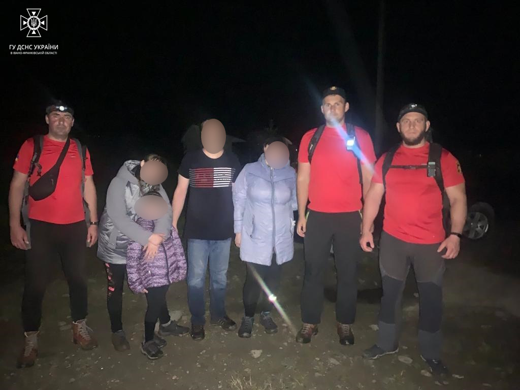 За добу рятувальники розшукали в горах три групи туристів: серед них – діти (ФОТО)