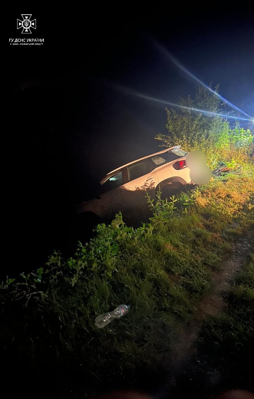 На Городенківщині рятувальники витягнули з озера автомобіль (ФОТОФАКТ)