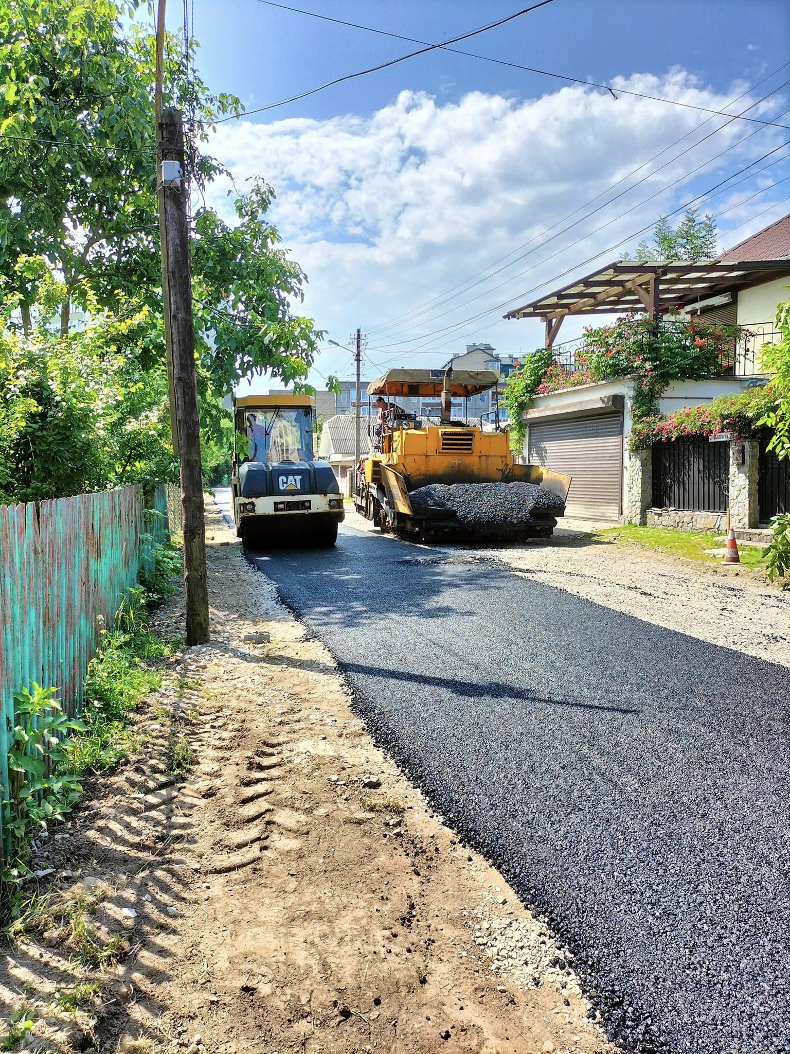 Комунальники асфальтують Горбачевського на Пасічній (ФОТО)