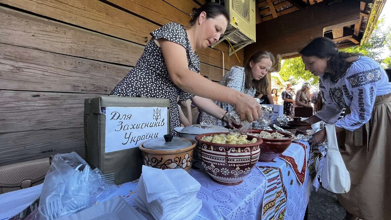 У Хотіні на “Святі пирога” зібрали 20 000 гривень для реабілітації воїнів (ФОТО)