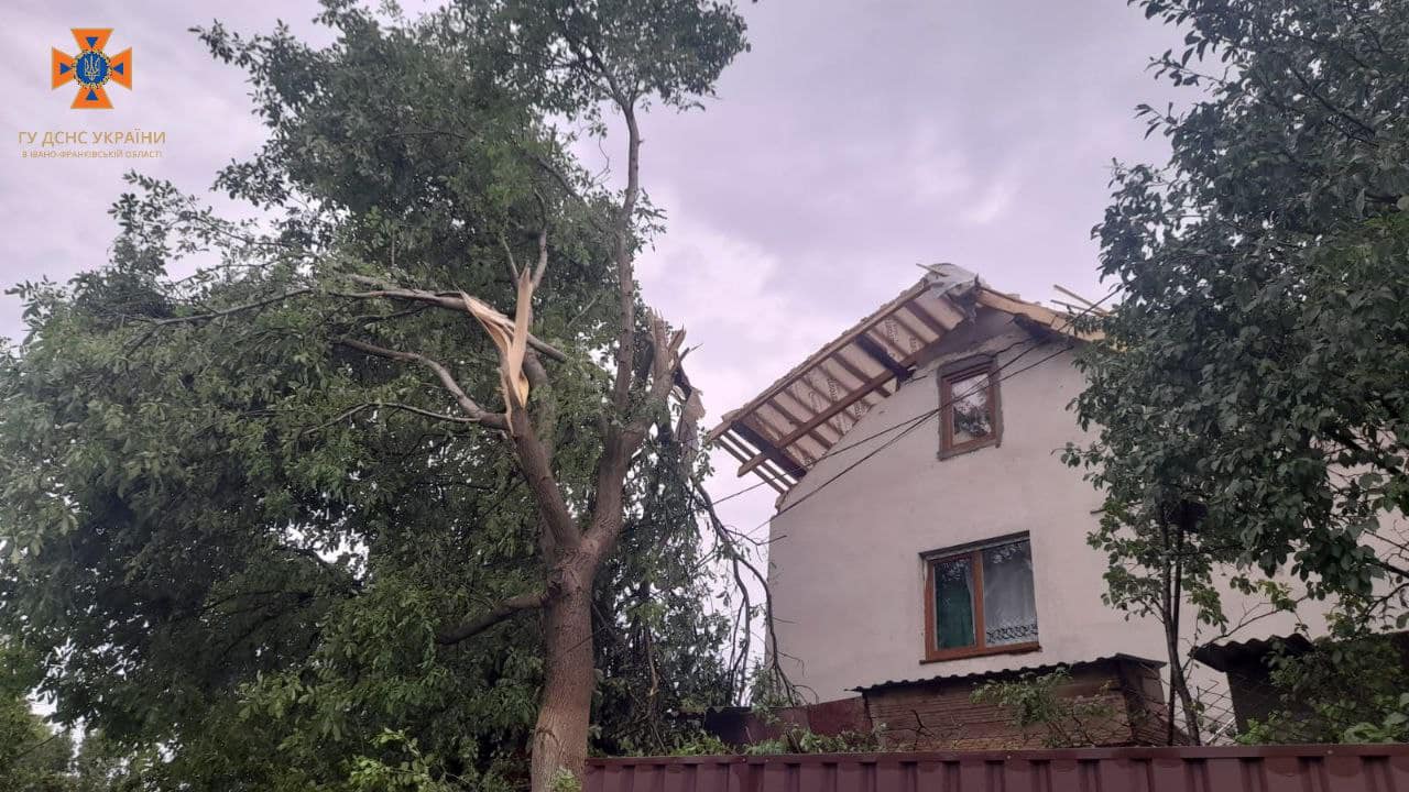 На Прикарпатті буревій зірвав дахи будинків та повалив дерева (ФОТО)