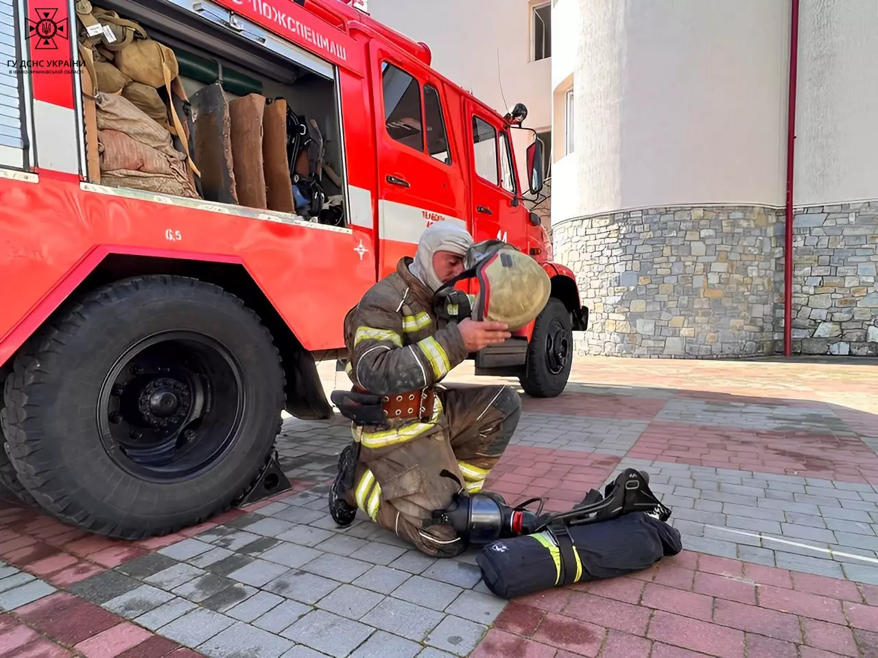 Під час пожежі в Косівському готелі надзвичайники врятували 15 людей (ФОТО)