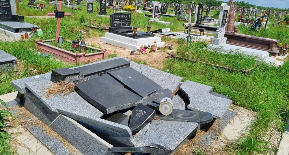 Негода пошкодила понад 20 памʼятників на франківському кладовищі (ФОТО)
