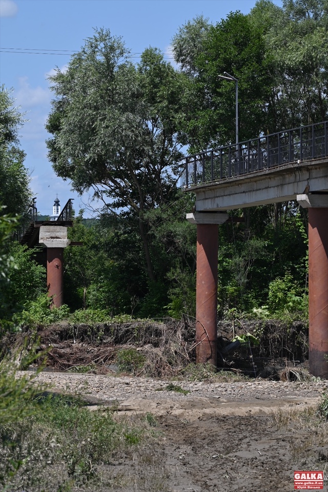 На “Локомотиворемонтному заводі” ще не знають, як ремонтуватимуть пішохідний міст на Пасічну (ФОТО)