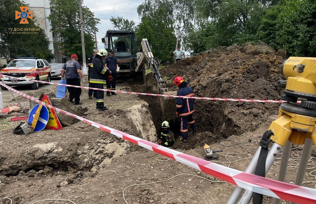 У Коломиї чоловіка в траншеї засипало землею. Він загинув (ФОТО)