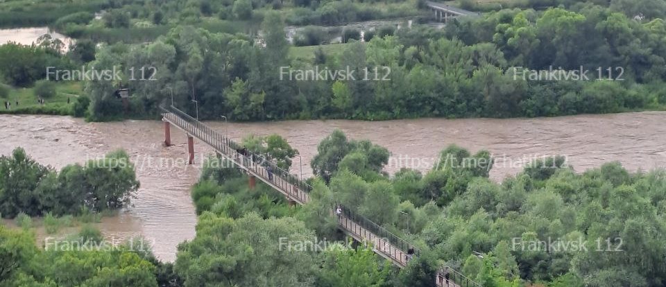 У Франківську через негоду обвалився пішохідний міст через Бистрицю (ФОТО)