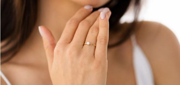 Золота каблучка з діамантом — ідеальний вибір на заручини