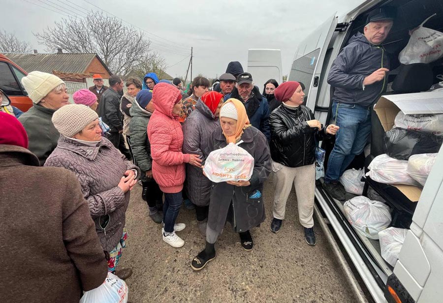У Івано-Франківську волонтери та благодійники з усіх куточків України допомагають людям у біді