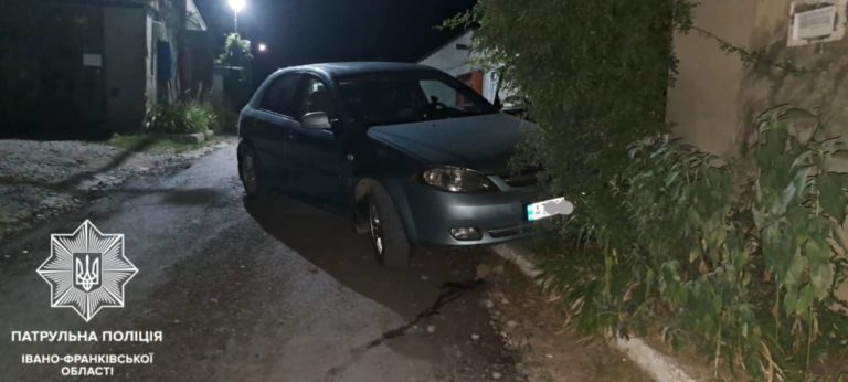 На Довженка водій без документів і з ознаками сп’яніння врізався у гараж (ФОТОФАКТ)