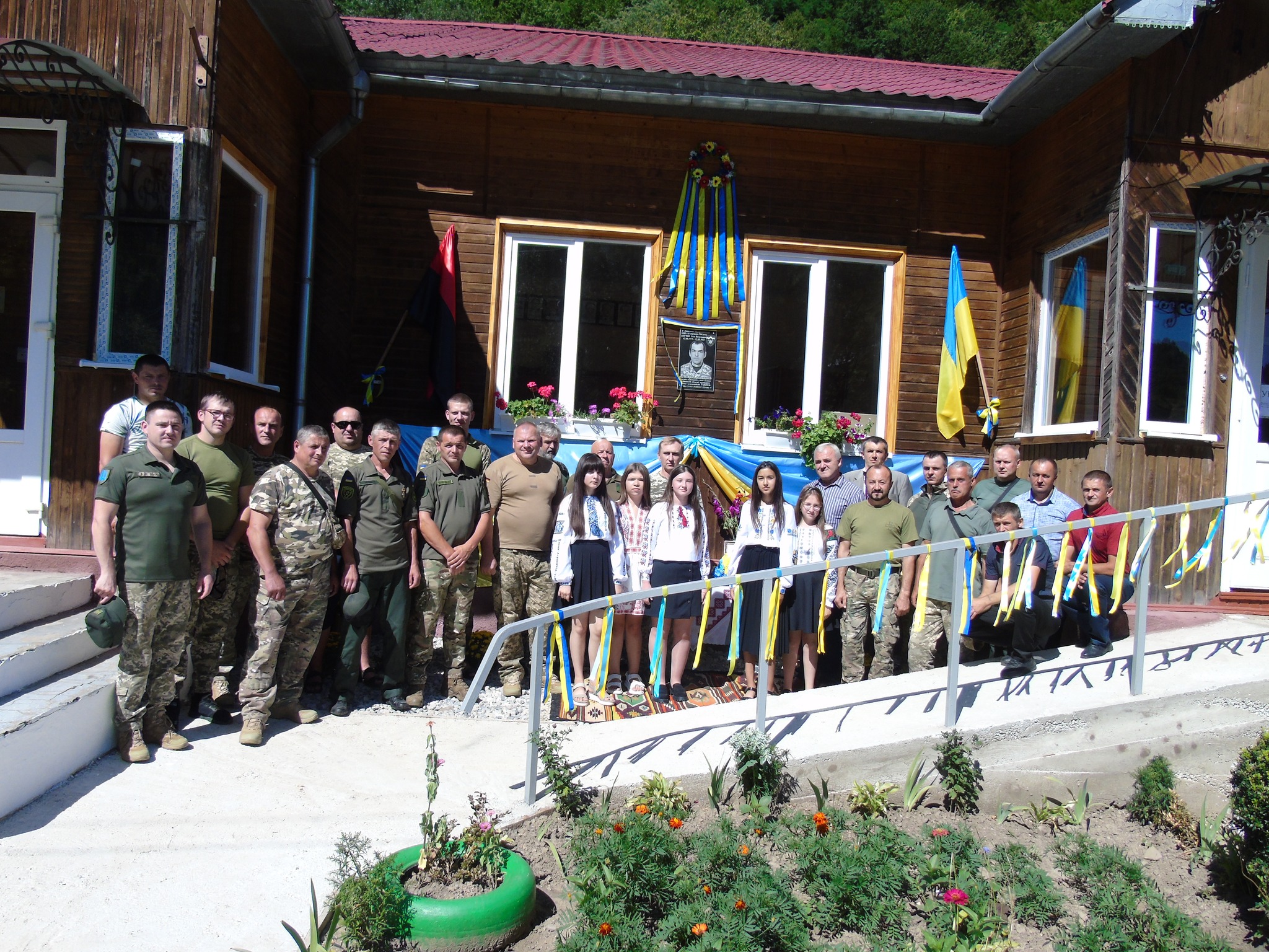 У селі на Косівщині встановили меморіальну дошку в пам’ять про загиблого воїна Іллю Боєчка (ФОТО)