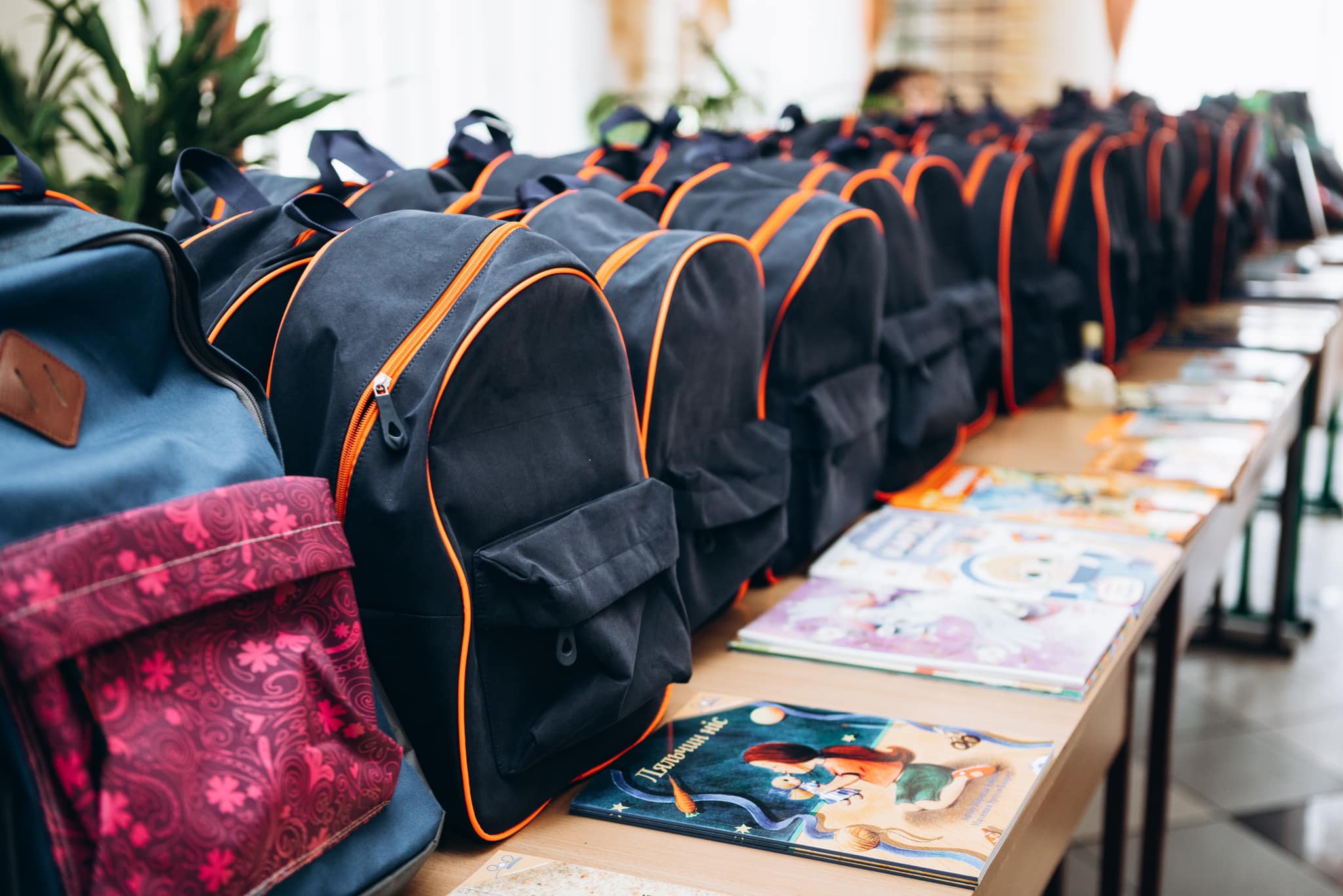 На Прикарпатті дітям вразливих категорій подарували 800 рюкзаків і 1200 книг (ФОТО)