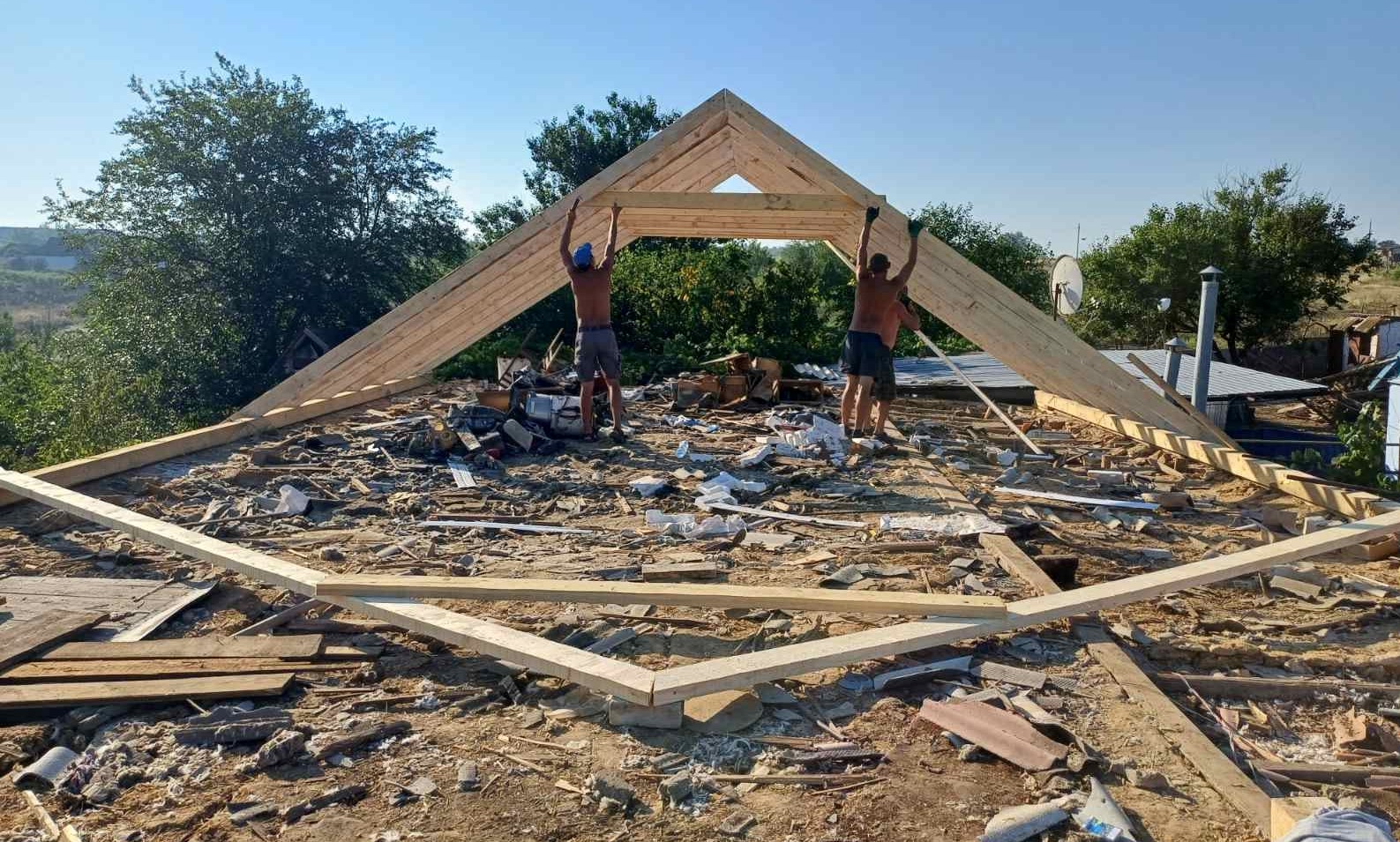 Дві бригади прикарпатських будівельників відновлюють зруйноване село на Херсонщині (ФОТО)