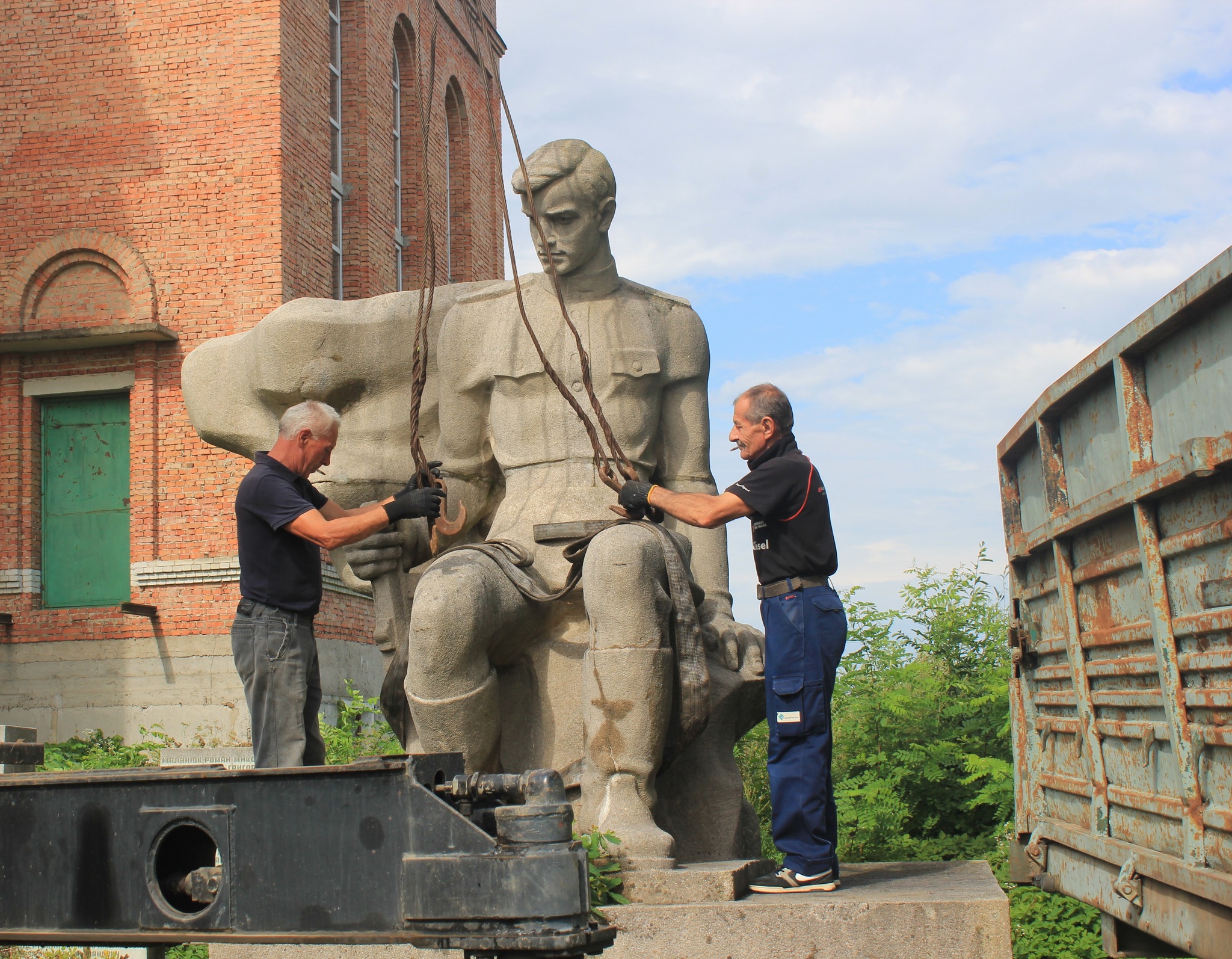 У Франківській громаді демонтували пам’ятник радянському солдату (ФОТО)