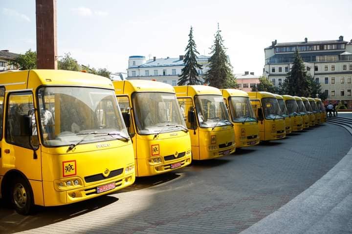 Громади області отримали 21 шкільний автобус. Потрібно ще 134 (ФОТО)
