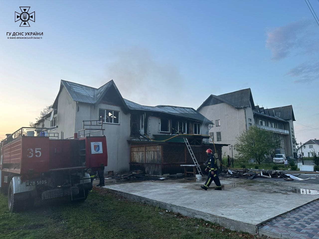 В селі на Надвірнянщині горіло кафе: пожежу гасили 24 рятувальники (ФОТО)