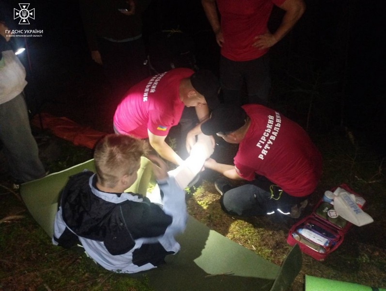 Прикарпатські рятувальники допомогли двом травмованим у горах (ФОТО)