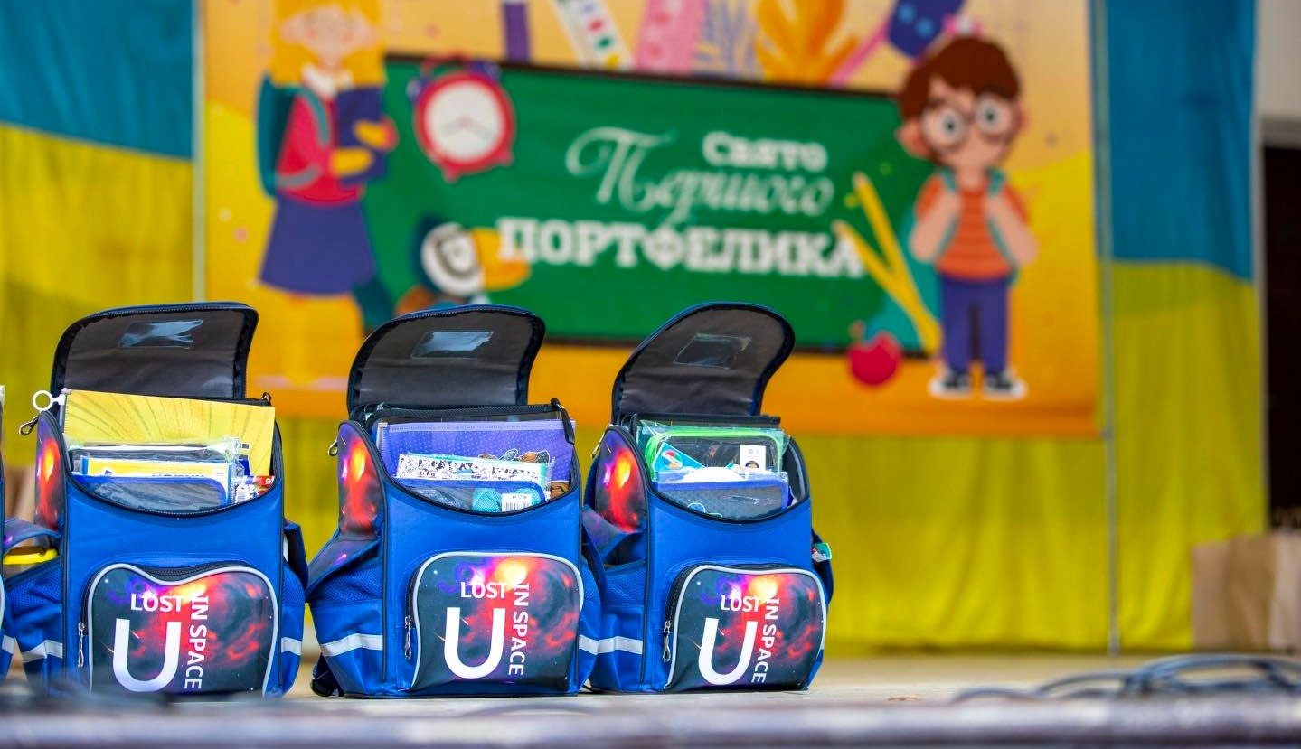 У Франківську дітям загиблих героїв подарували портфелі та канцтовари (ФОТО)