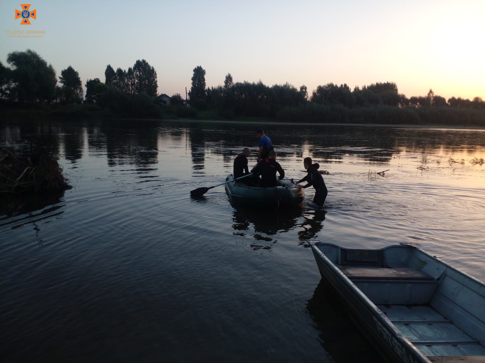 У селі Тустань з Дністра витягнули тіло рибалки (ФОТО)
