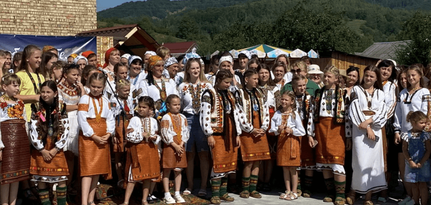 «Кольорові пацьорки»: на Косівщині 406 жінок вбралися у національний одяг та встановили рекорд України (ФОТО)