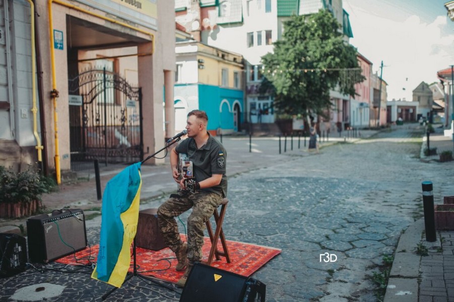 У Франківську влаштували квартирник просто неба: збирали гроші захисникам (ФОТО)