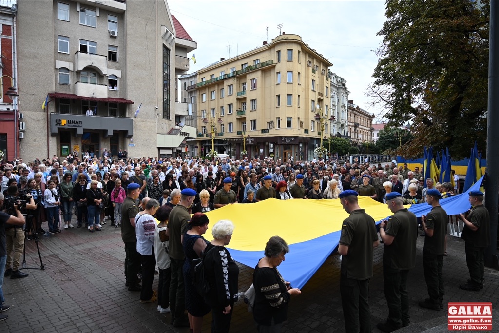 День прапора: над Івано-Франківськом замайорів національний стяг (ФОТОРЕПОРТАЖ)