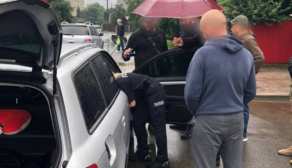 У Коломиї патрульні зупинили водія, який ховав наркотики в брелоку для ключів (ФОТО)