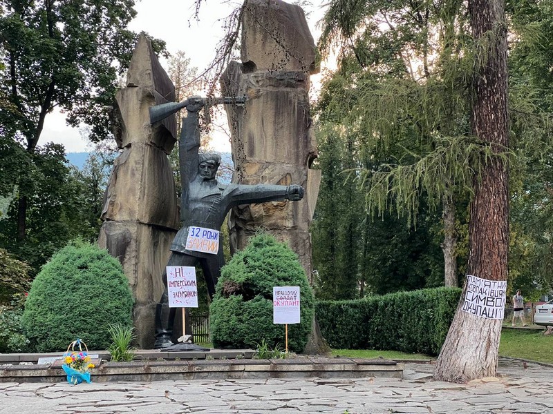 В Яремче активісти вимагають демонтажу пам’ятника радянським солдатам (ФОТО)