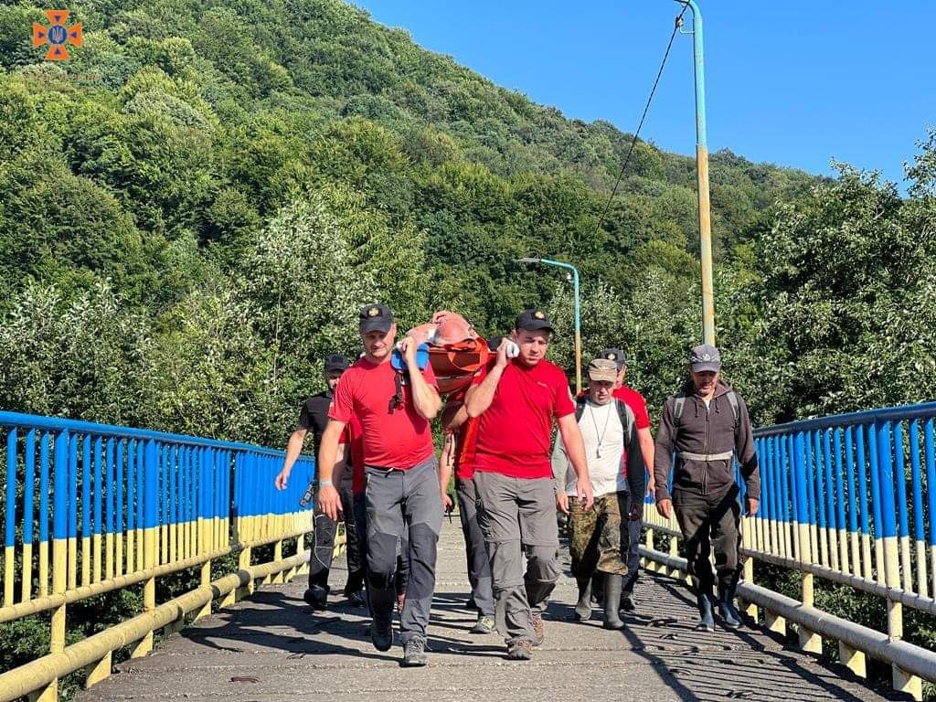 Рятувальники знайшли в гірському лісі заблукалого чоловіка (ФОТО)