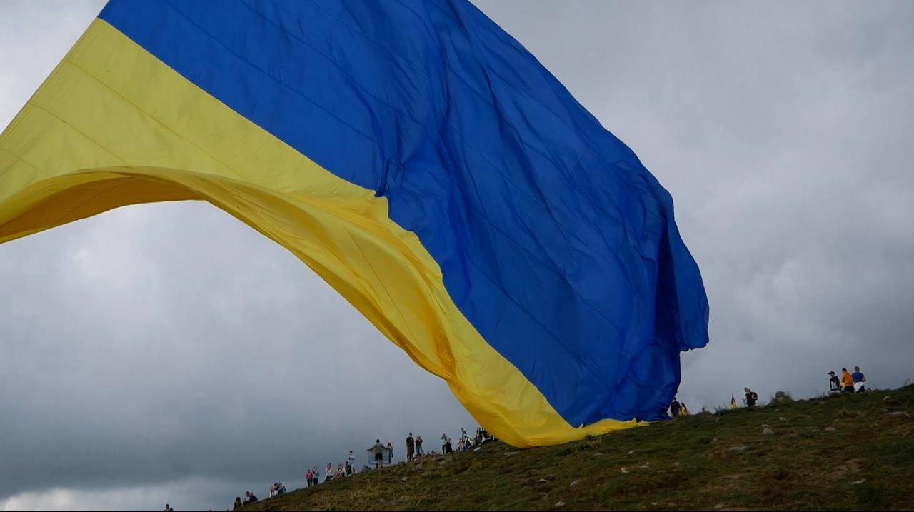 На Говерлі до Дня Незалежності підняли найбільший прапор України (ФОТО, ВІДЕО)