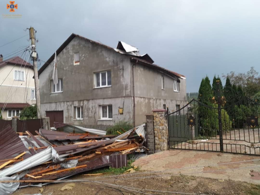 Майже 50 будівель пошкодив буревій у вівторок на Франківщині (ФОТО)