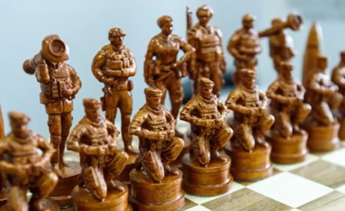 ЗСУ в мініатюрі: з аукціону продадуть шахи, які змайстрував боєць “Десятки” Роман Янко