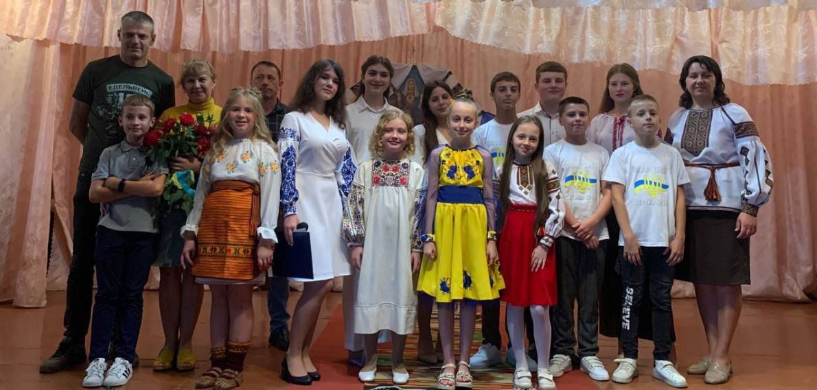 На Косівщині школярі на благодійному концерті та ярмарку зібрали 38 000 гривень для ЗСУ (ФОТО)