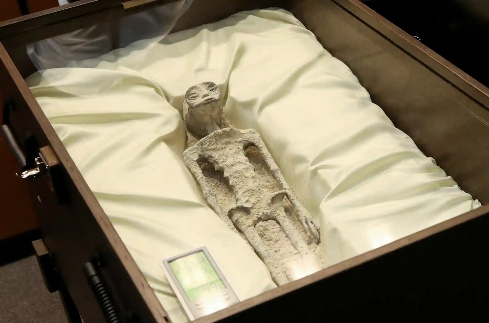 В Конгресі Мексики показали мумії “інопланетян”