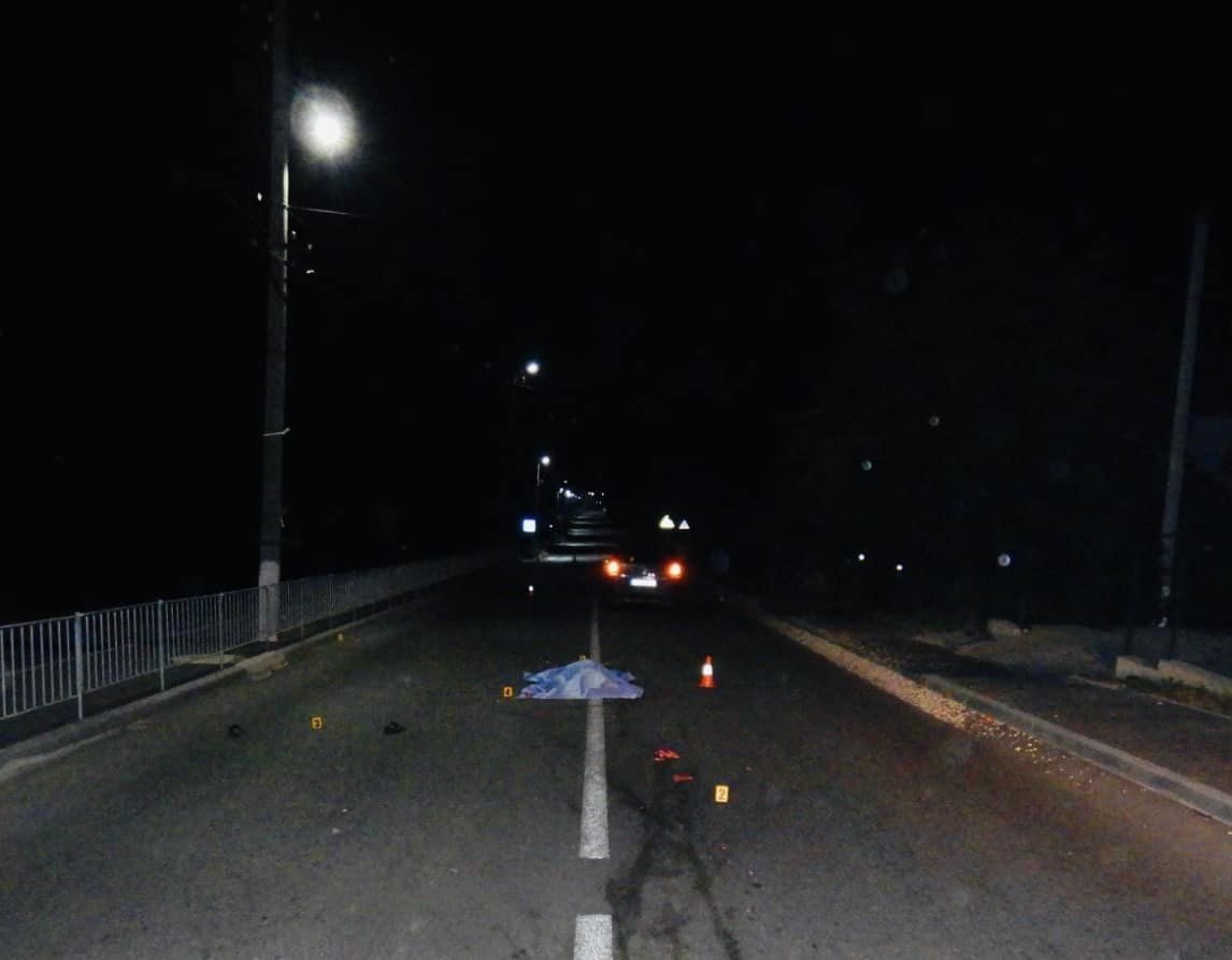 На Коломийщині авто смертельно травмувало нетверезого чоловіка, який вночі лежав на дорозі (ФОТО)