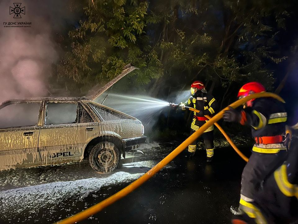 У Верховині горіла машина: загасили пожежники (ФОТО)