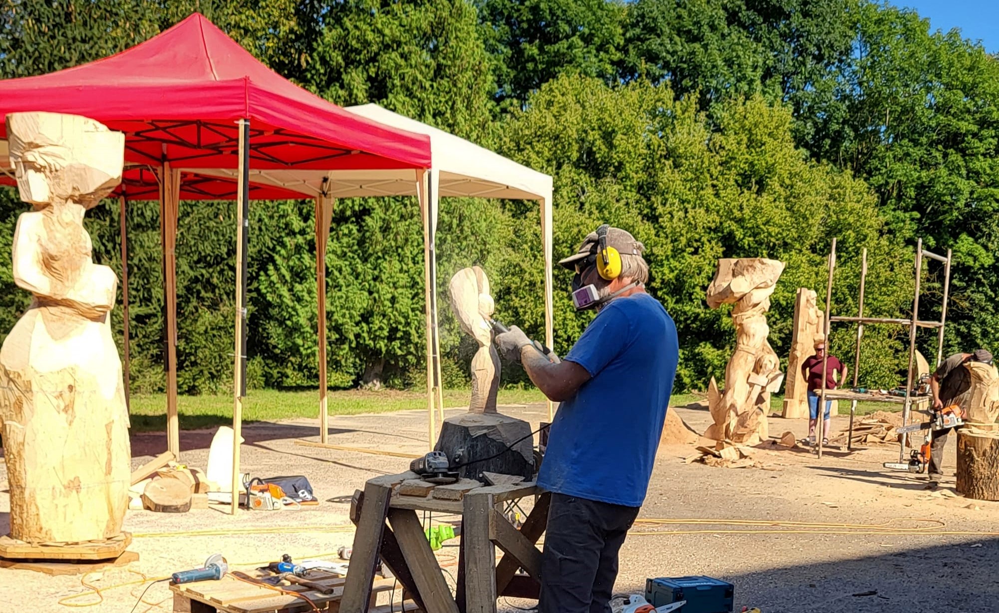 У Бурштині на благодійному аукціоні дерев’яних скульптур вторгували 72 тисячі для ЗСУ (ФОТО)
