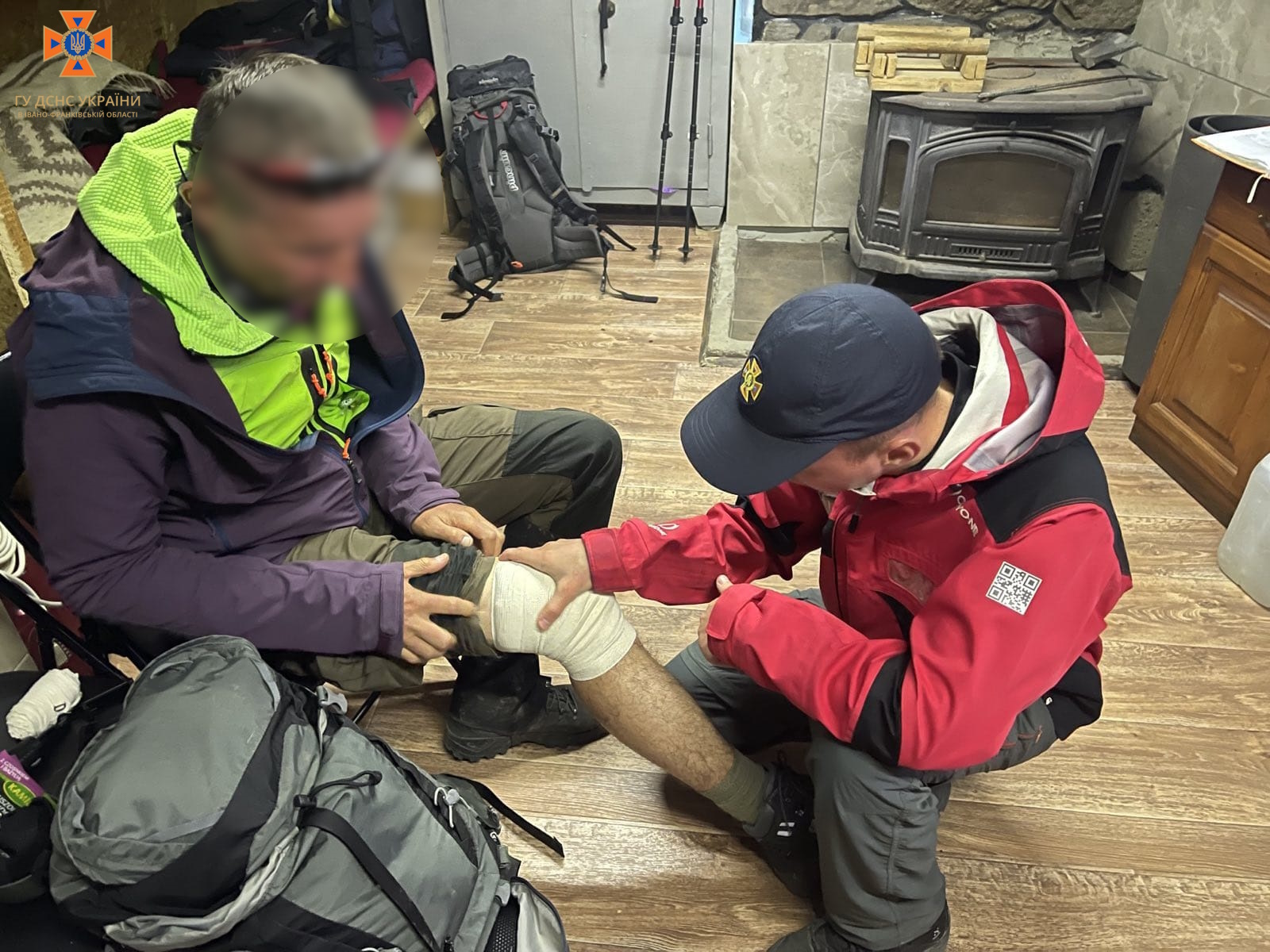 Прикарпатські рятувальники допомогли у горах туристу з Польщі, який травмував коліно (ФОТО)
