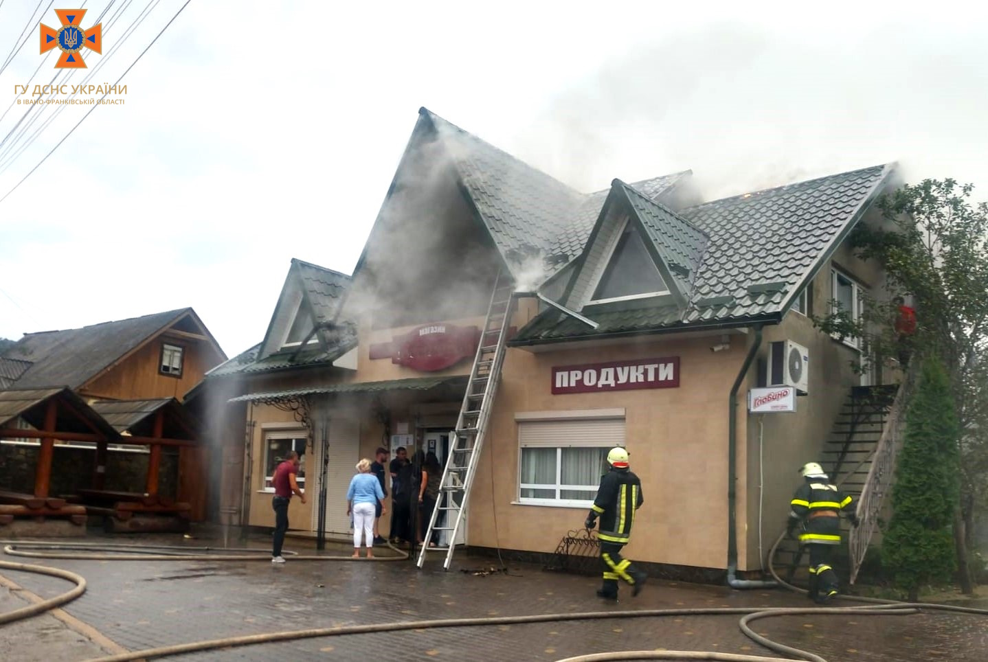 Пожежу продуктового магазину ліквідували рятувальники в Косові (ФОТО)