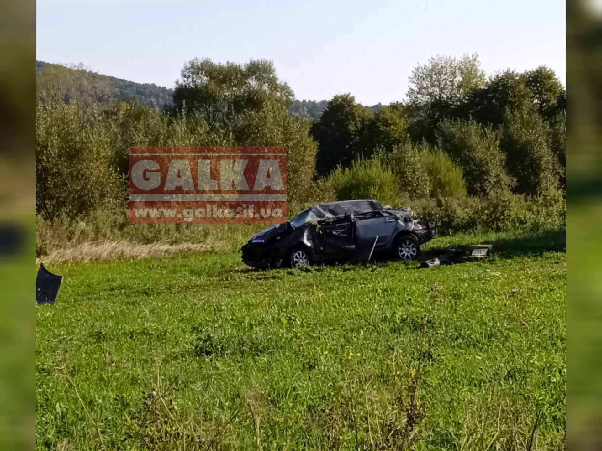 На Косівщині автомобіль “вилетів” з дороги та перекинувся, попередньо – один загиблий (ФОТОФАКТ, ОНОВЛЕНО)