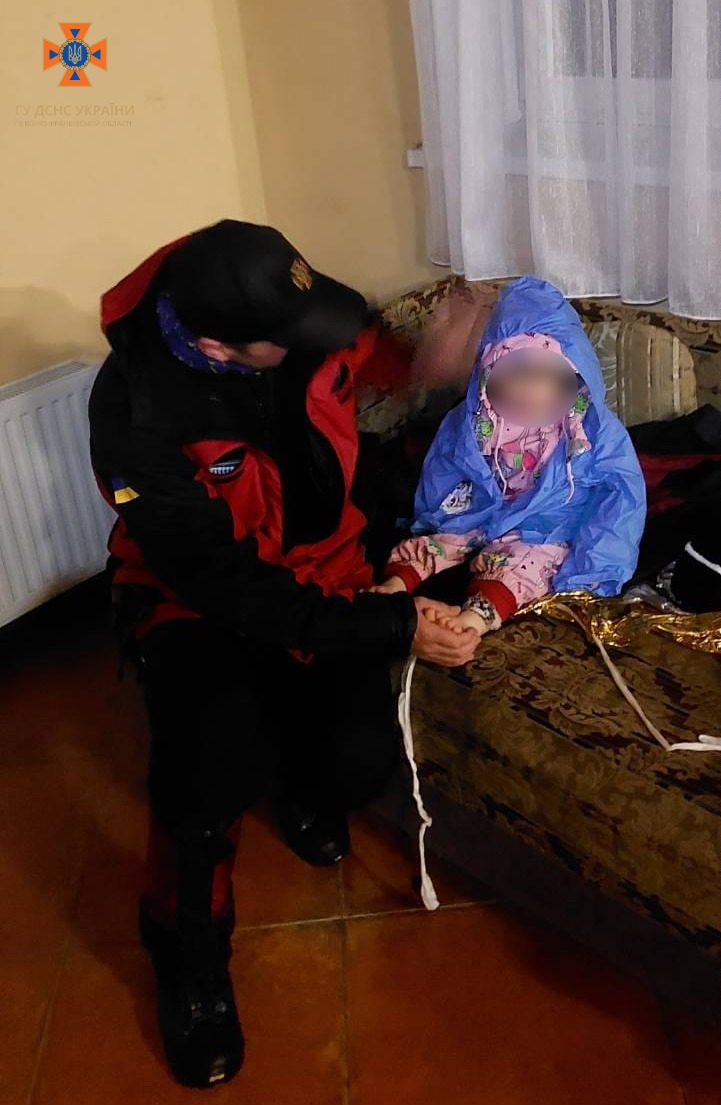 На Прикарпатті в горах заблукали туристи з 2-річною дитиною: допомогли рятувальники (ФОТО)