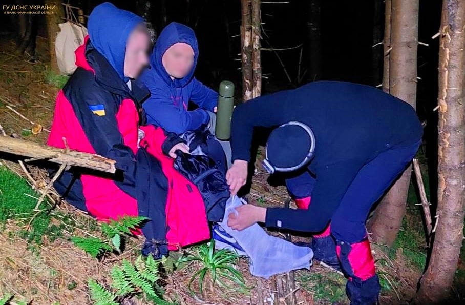 Франківка травмувала ногу у горах Ворохти: знадобилася допомога рятувальників (ФОТО)