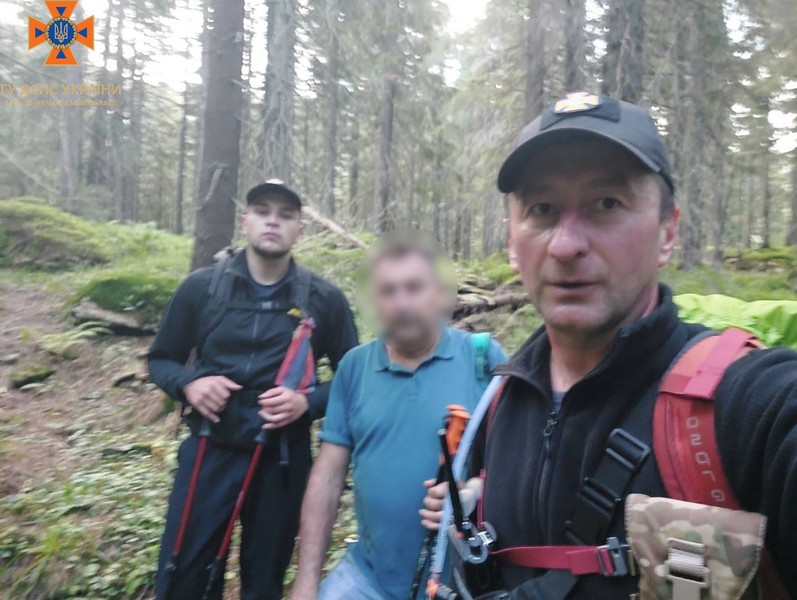 Прикарпатські рятувальники розшукали двох заблукалих у горах (ФОТО)