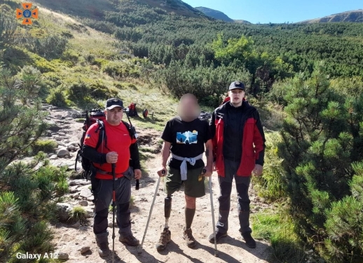 На Прикарпатті рятувальники допомогли ветерану, який у горах пошкодив протез (ФОТО)