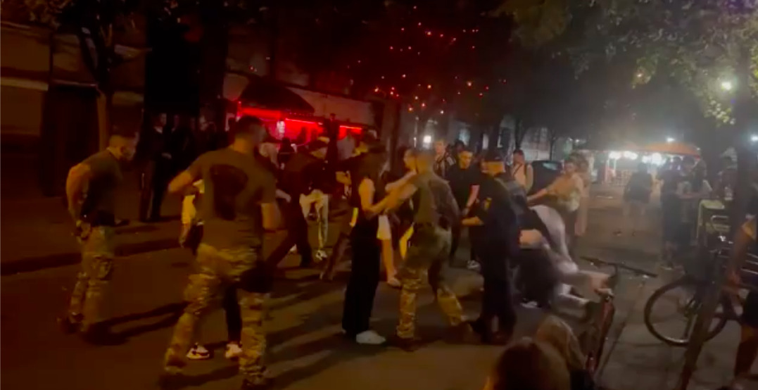 У центрі Франківська сталася масова бійка: поліція затримала найактивніших учасників (ВІДЕО)