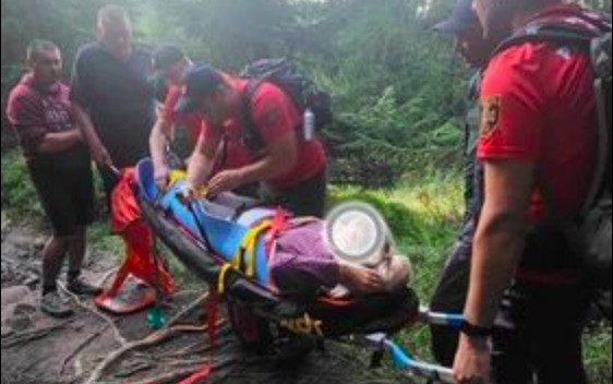 Прикарпатські рятувальники допомогли тернополянці, яка травмувала ногу в горах (ФОТОФАКТ)