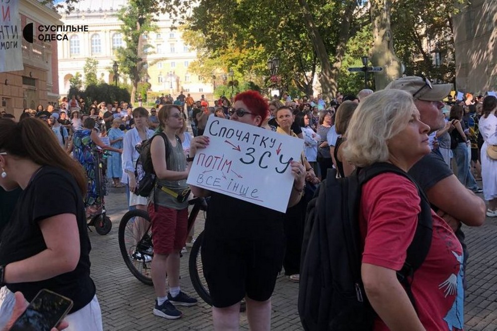 Одесити біля мерії протестувати проти недоречних під час війни тендерів (ФОТО)