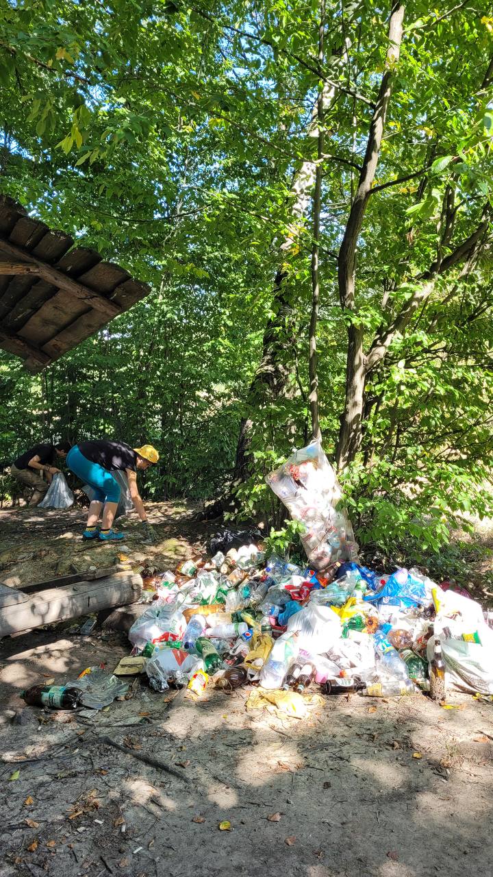 У Яремчі “Екодвіж”: небайдужі прибирали біля річки Прут (ФОТО)