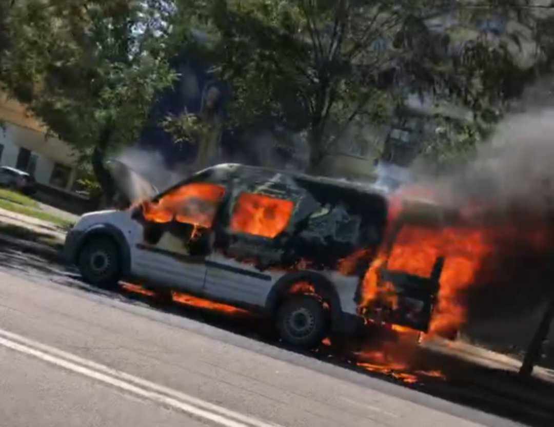 На Пасічній посеред дороги згоріло авто (ВІДЕО, ФОТО)