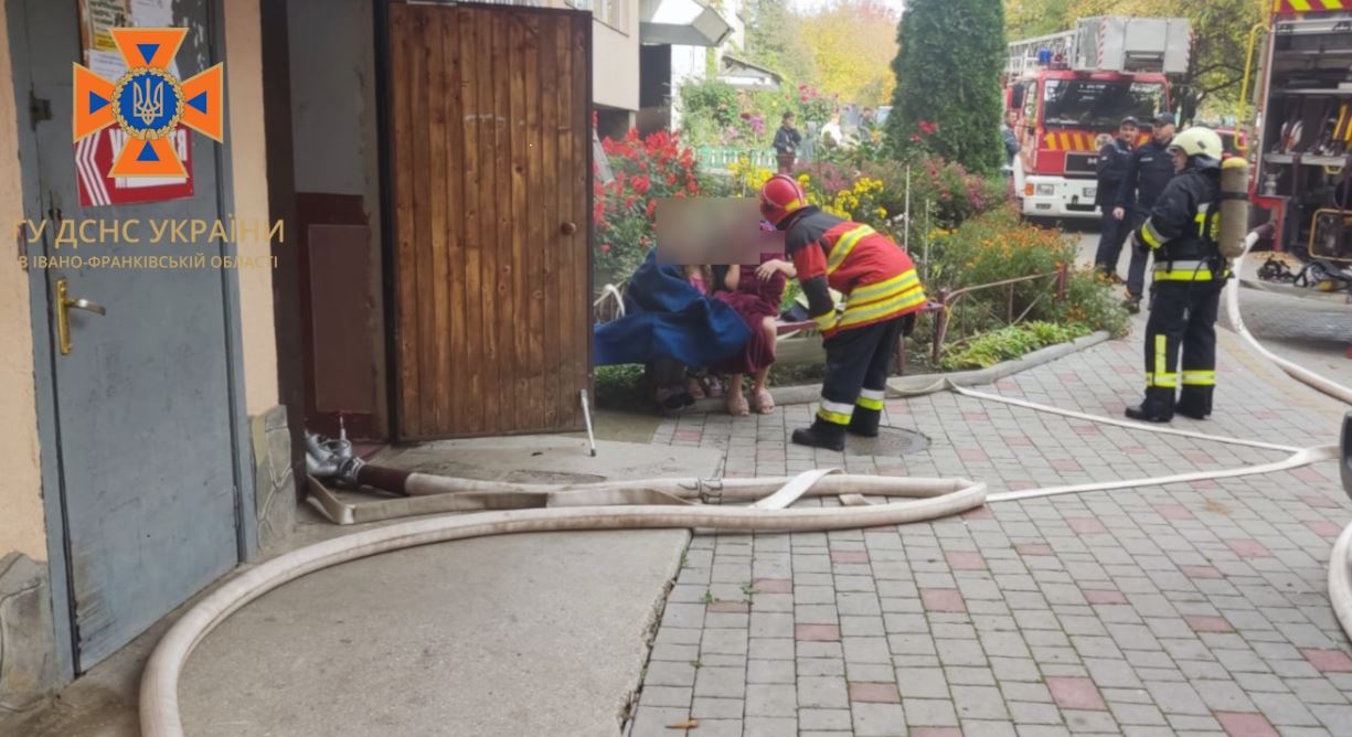 У Коломиї горіла п’ятиповерхівка: одна людина загинула, сімнадцять евакуювали, – ДСНС